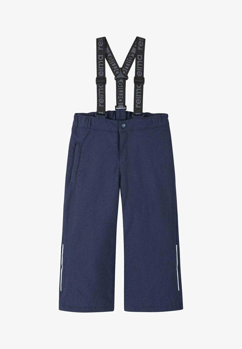 Pantalon étanche pour enfants bleu marine avec bretelles noires réglables, arborant un texte logo blanc et des poches latérales avant.
