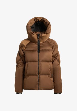 Brązowa puchowa kurtka z wysokim kołnierzem i zapięciem na zamek. Charakteryzuje się oversize’owymi sekcjami, gładką fakturą oraz metką z logo na zamku.