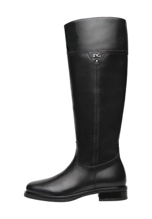 Schwarze Lederstiefel bis zum Knie mit glatter Textur, runder Zehenform und niedrigem Blockabsatz. Mit einem Logodetail nahe der Oberseite des Schafts.