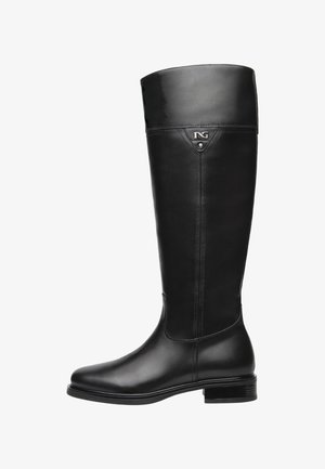 Schwarze Lederstiefel bis zum Knie mit glatter Textur, runder Zehenform und niedrigem Blockabsatz. Mit einem Logodetail nahe der Oberseite des Schafts.