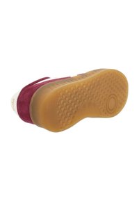 Sneaker in suede bordeaux con accenti bianchi, suola in gomma testurizzata e punta arrotondata. Dettaglio del logo visibile sul tallone.