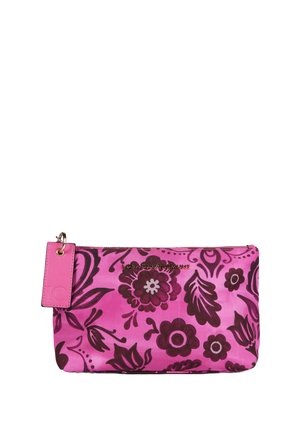 Pochette florale rose en tissu, ornée de motifs floraux sombres et d'une fermeture éclair dorée. Comprend une étiquette rose avec un logo.