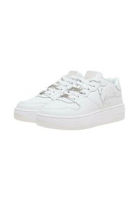 Sneaker in pelle bianca con punta forata, lacci piatti, dettagli metallici e suola in gomma testurizzata con branding sul lato.