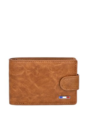 Cartera de cuero marrón con cierre de presión y un pequeño emblema metálico rectangular en azul, blanco y rojo en la esquina delantera.