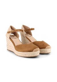 Sandalias de cuña de ante marrón con acentos de tela trenzada y tira en el tobillo. Plataforma de yute estilo espadrille. Punta cerrada con costuras decorativas.