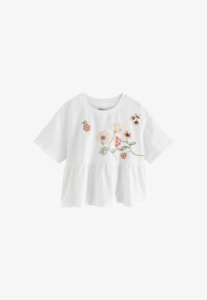 Hvid kortærmet bluse med rund hals og rynket kant, med pink og orange blomstermønster på bryst og skulder.