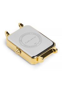 Caja de reloj de acero inoxidable dorado con una esfera rectangular plateada. Presenta una corona dorada texturizada y el logo grabado "CARLHEIM". Resistencia al agua de 5ATM.