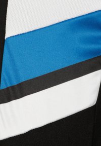 Tessuto testurizzato con strisce orizzontali nere, bianche, blu e ciano. Ogni striscia varia in larghezza e materiale, creando un contrasto visivo.