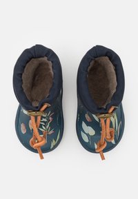 Granatowe wodoodporne buty z kwiatowymi wzorami, teksturowanym wnętrzem, pomarańczowymi skórzanymi sznurowadłami oraz wyściełanym kołnierzem zapewniającym komfort.