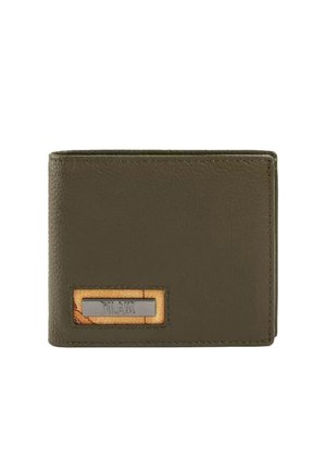 Portafoglio bifold in pelle verde oliva con una targhetta rettangolare in legno e metallo sul davanti.