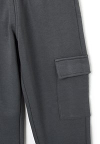 Pantaloni cargo grigio scuro realizzati in tessuto morbido, con una tasca laterale con patta e dettagli cuciti, di texture liscia.
