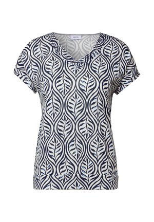 Top de manga corta con escote en V en blanco con un patrón de hojas en azul marino. Tejido suave con una textura lisa. Presenta un corte relajado y detalles de diseño sutiles.