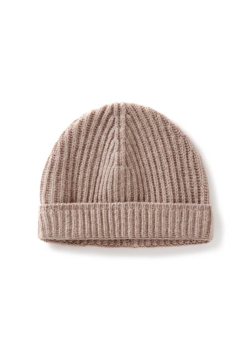 Gorro de punto en beige claro con textura acanalada. Presenta un puño doblado y un diseño superior sin costuras. Material suave y cálido adecuado para el invierno.
