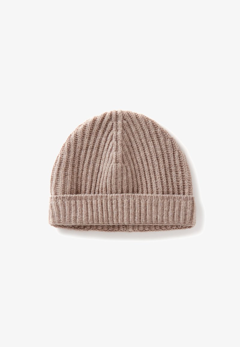 Gorro de punto en beige claro con textura acanalada. Presenta un puño doblado y un diseño superior sin costuras. Material suave y cálido adecuado para el invierno.