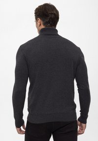 Dunkelgrauer Rollkragenpullover aus weichem Strickmaterial, mit einem gerippten Kragen, taillierter Form und langen Ärmeln, von hinten betrachtet.