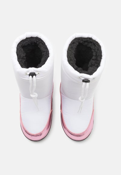 Witte geïsoleerde laarzen met roze metallic accenten, een gestructureerde zwarte voering, trekkoordsluiting en een afgeronde tekening. Gladde en zachte materialen.