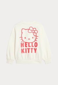 Sudadera blanca con un gran gráfico de Hello Kitty en rosa y el texto "HELLO KITTY" debajo. El diseño presenta mangas abullonadas y un cuello redondo.