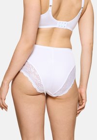 Witte hoge taille slipjes met kantaccenten aan de zijkanten, zachte stof en geschulpte randen. De achterkant toont een volledig bedekkend ontwerp.