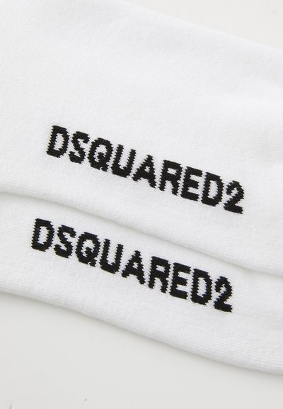 Material alb cu logo-uri negre brodate "DSQUARED2" pe două secțiuni suprapuse.
