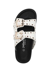 Weiße Rutsch-Sandalen mit zwei verstellbaren Riemen, ausgestattet mit Metall-Schnallen und goldenen Nieten, auf einer schwarzen strukturierten Fußbett.