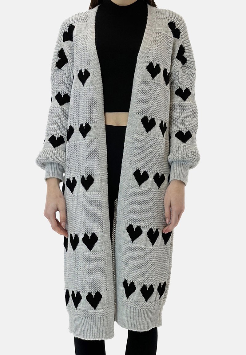 Szary dzianinowy kardigan z czarnymi wzorami serc, odkryty przód, długie rękawy i luźny krój. Teksturowana tkanina zapewnia ciepło.