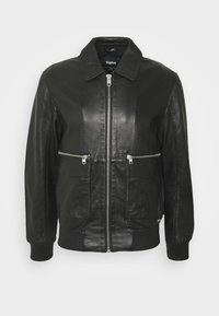 Svart läderjacka med dragkedja framtill, två fickor med dragkedja, ribbade ärmar och klassisk krage. Slät yta och skräddarsydd passform.