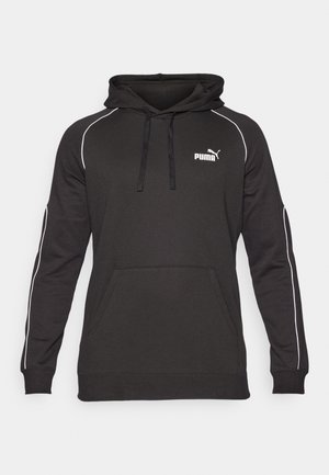 Melnā kapuce džemperis, izgatavots no mīksta auduma, ar baltām sānu svītrām, priekšējo kangaroo kabatu un mazu Puma logotipu uz krūtīm.