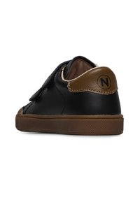 Czarne skórzane sneakersy z brązowym akcentem na pięcie, teksturowaną podeszwą i rzepem. Posiadają okrągłe logo z tyłu. Gładka powierzchnia całości.