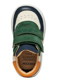 Scarpa multicolore per bambini con tomaia in suede verde, dettagli in pelle blu navy, cinturini in velcro e suola in gomma bianca. Interno: foderato in marrone.