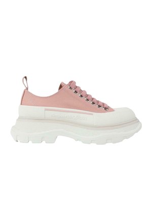 Sneakers med chunky sål, lyserød stofoverdel, hvid tekstureret tåhætte og snørelukning med sølvøjer på hvid baggrund.