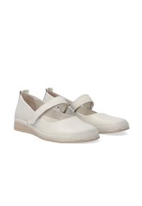 Weiße Lederschuhe mit einer flachen beigen Sohle, die einen breiten Riemen vorne und eine abgerundete Spitze aufweisen. Glatte Textur und minimaler Steppnähte.