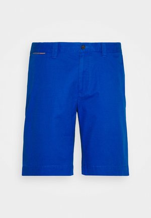 Pantalones cortos de rodilla de un brillante color azul, con presillas para cinturón, cierre de botón, cremallera y un pequeño bolsillo con cremallera en la cintura.