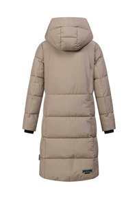 Abrigo puffer color topo con capucha, que cuenta con un diseño acolchado, mangas largas, acentos negros en los puños y una etiqueta de logotipo en el dobladillo inferior.