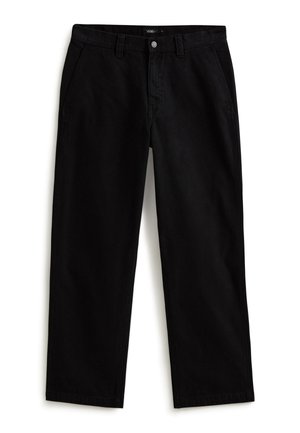 Sorte bukser med lige ben, bæltestropper, forlommer og knaplukning, lagt fladt på en hvid baggrund.