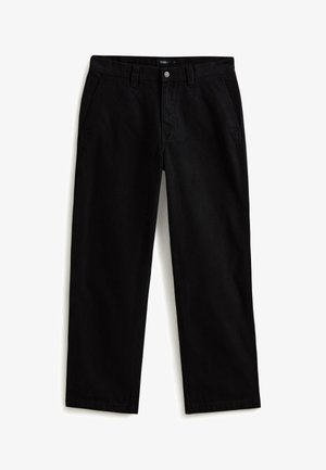 Pantalones negros de pierna recta con trabillas para cinturón, bolsillos delanteros y cierre de botón, extendidos sobre un fondo blanco.