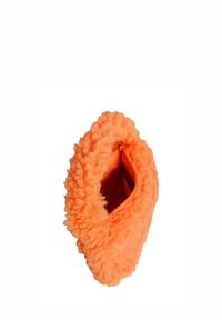 Pochette arancione soffice con un esterno testurizzato e chiusura con zip. Presenta una forma arrotondata e un tessuto morbido e tattile.