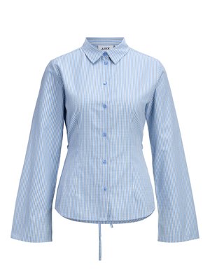 Chemise bleu clair à boutons avec rayures verticales blanches et bleu marine, manches longues évasées, col pointu et cordon de serrage à l'ourlet.