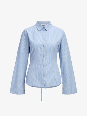 Chemise bleu clair à boutons avec rayures verticales blanches et bleu marine, manches longues évasées, col pointu et cordon de serrage à l'ourlet.