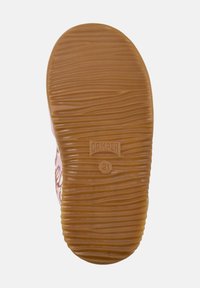 Suela de zapato de goma con textura estriada, de color marrón claro, que presenta detalles en relieve de "CAMPER" y "21" para agarre y marca.