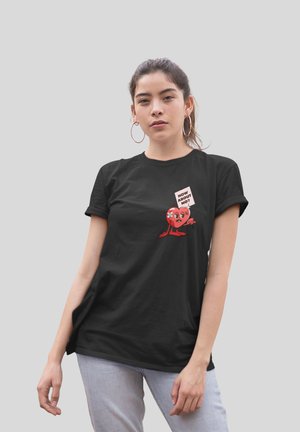 Sort bomulds T-shirt med et rødt tegneseriehjerte, der holder et skilt med teksten "HVORDAN MED NEJ?" Trykt grafik på fronten, korte ærmer.