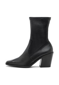 Czarne skórzane botki za kostkę z wydłużonym noskiem, elastyczną cholewką i grubym obcasem. Gładka tekstura z subtelnym wzorem słojów.