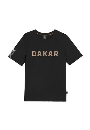 Czarny t-shirt z krótkim rękawem z napisem "DAKAR" dużymi beżowymi literami na piersi oraz białym graficznym napisem na lewym rękawie.