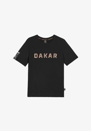 Czarny t-shirt z krótkim rękawem z napisem "DAKAR" dużymi beżowymi literami na piersi oraz białym graficznym napisem na lewym rękawie.