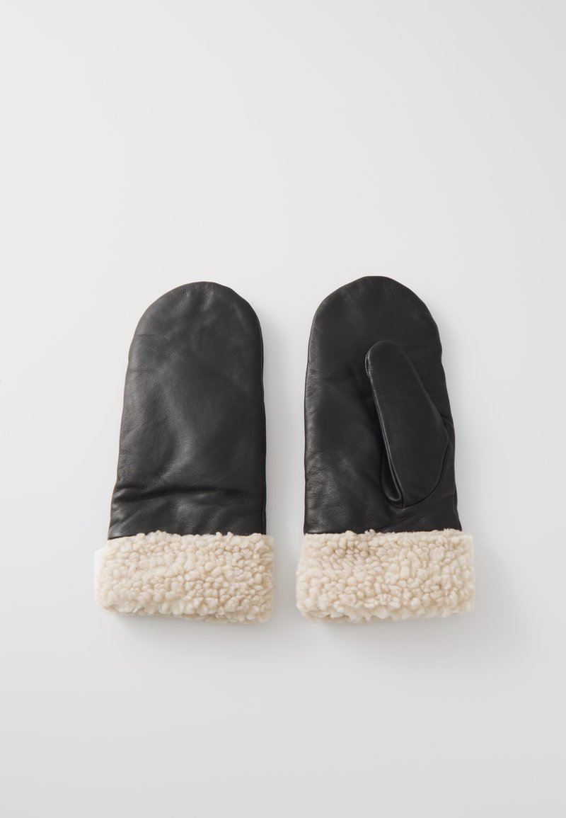 Luvas de couro preto com um punho de pelagem em creme, textura suave, pontas arredondadas e um único orifício para o polegar em uma das luvas.