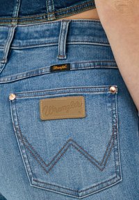 Wrangler WRANGLER X LAINEY WILSON BOOT HUGGER - Jeans bootcut - wrangler blue