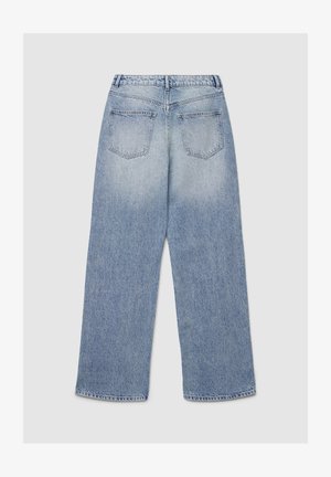 Jeans in denim azzurro chiaro con vestibilità comoda, gambe dritte e due tasche posteriori. Presentano scoloriture verso l'orlo e passanti per cintura in vita.