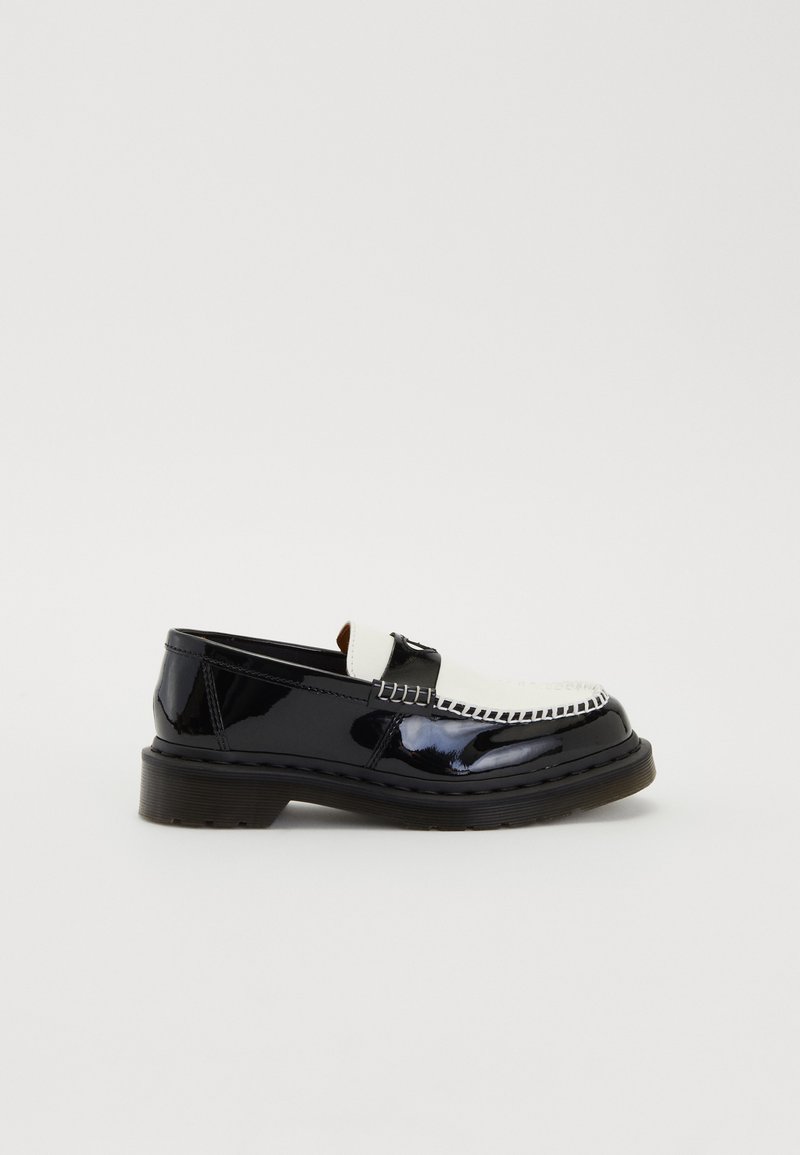 Mocassin en cuir verni noir et blanc avec semelle épaisse et surpiqûres contrastantes le long du panneau avant blanc.