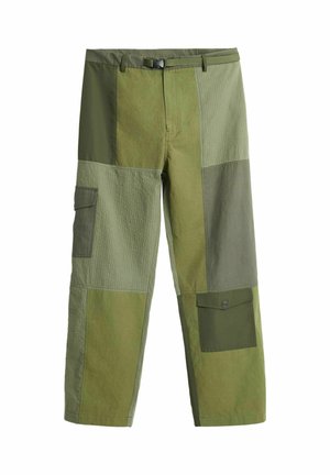 Pantaloni cargo patchwork in varie sfumature di verde oliva con passanti per cintura e due tasche con patta sulle gambe.