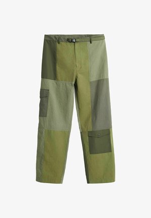 Tikkudest koosnevad püksid erinevates oliivrohelise toonides, millel on vööaasad ja kaks klapiga taskut säärtel.