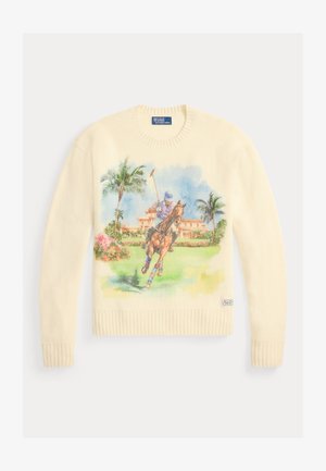 Cremefarbener Strickpullover mit einem bunten Polospieler, der auf einem Pferd reitet, Palmen und einer Villa im Hintergrund auf der Vorderseite.